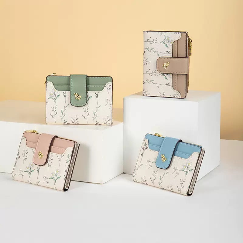 Original design short wallet for women—a chic, niche accessory serving as a coin purse and card holder; fresh, youthful style with a premium feel.