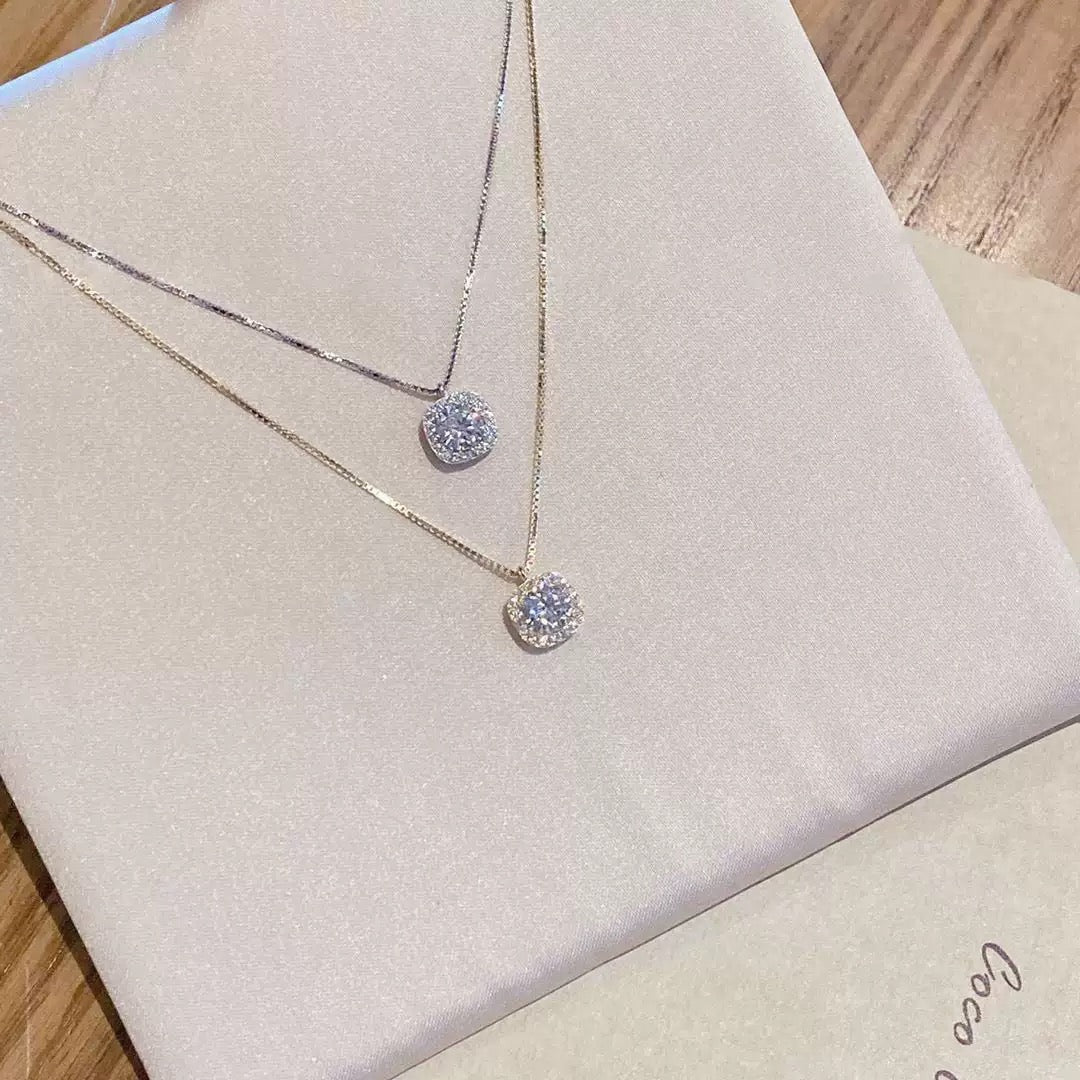 Women's "Small Sugar Cube" Necklace: A chic, minimalist, and sophisticated piece featuring sparkling stones—a trendy, understated accessory perfect for highlighting the collarbone.